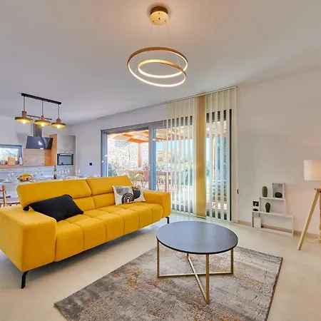 Frana Villa *