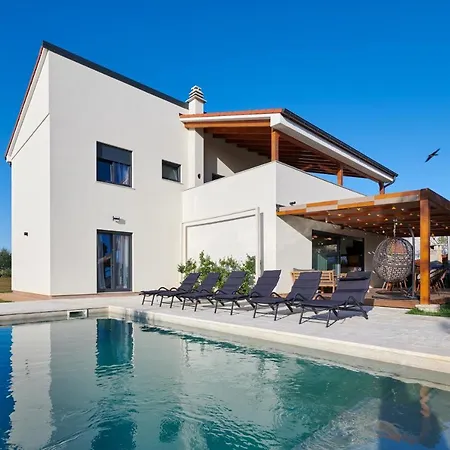 Frana Villa *